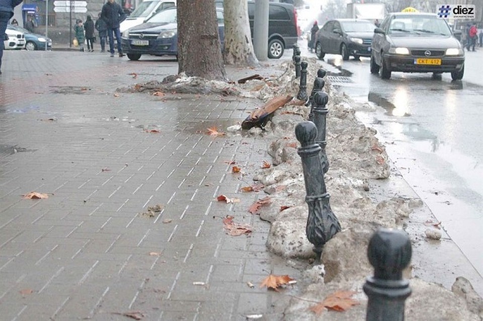 Столбики едва держатся. Фото: diez.md