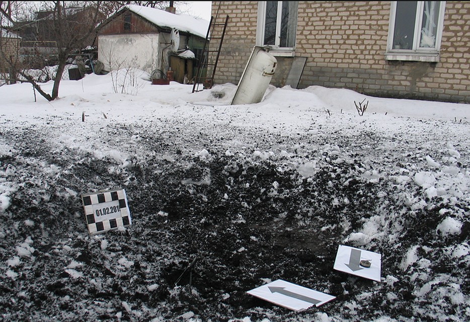 В поселке Золотое-5 мина разорвалась возле дома. Фото: Представительство ЛНР в СЦКК