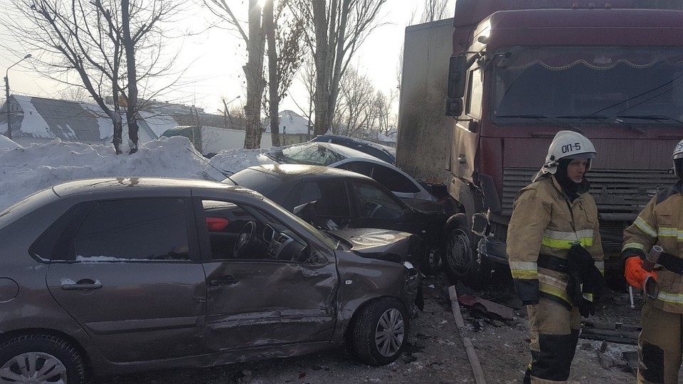 МАЗ протаранил припаркованные автомобили