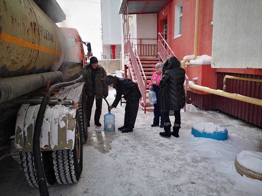 Из-за остановки подачи холодной воды в 10-этажном доме с автономным газовым отоплением возникли проблемы с теплоснабжением.