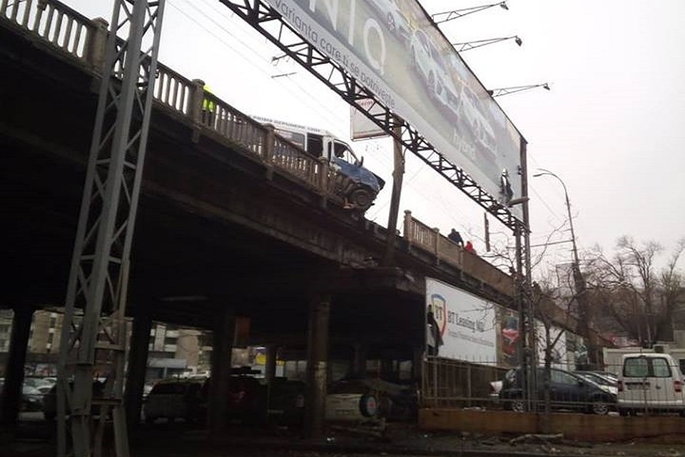 Маршрутка едва не рухнула с шестиметровой высоты