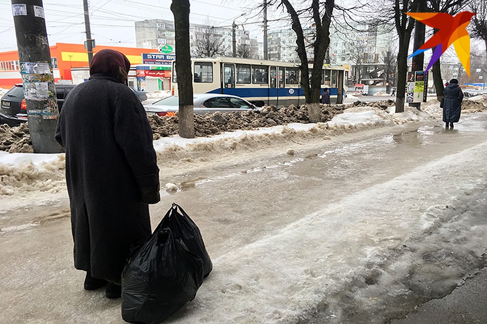 Смоляне получают травмы из-за гололеда. ФОТО: Виктория НИКОЛЬСКАЯ.