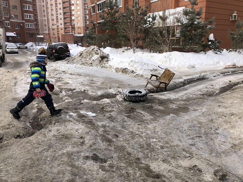 Людям приходится прыгать через "реки" во дворах