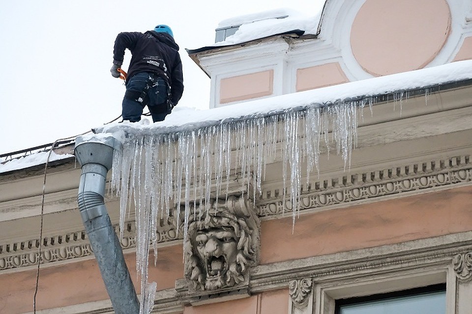 Глыба льда едва не убила прохожего на Выборгской набережной.