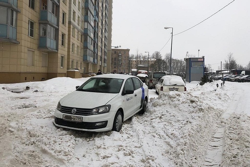 Водители массово застревают в снегу и бросают авто прямо на дороге. Фото: vk.com/unreleased_dtp
