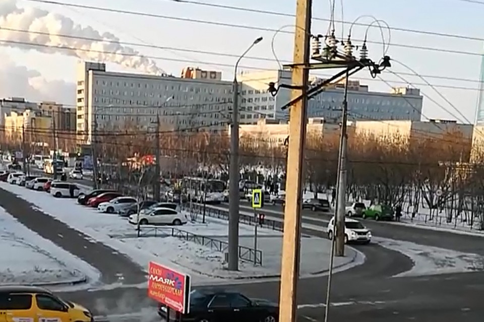 Сейчас полиция ищет автора сообщения о бомбе.