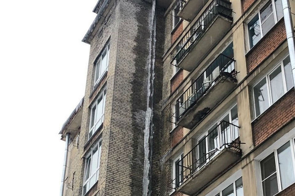 Огромную 21-метровую сосульку нашли в Петербурге