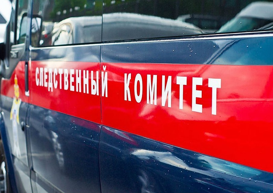 Когда дом загорелся, семья быстро выбежала на улицу, где оказалось, что один ребенок остался внутри
