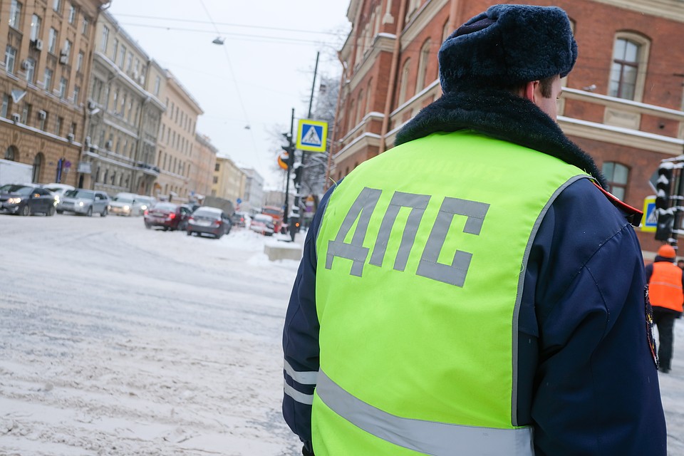 Пьяный водитель в Петербурге хотел сбить инспектора ГИБДД, но тот успел запрыгнуть на капот