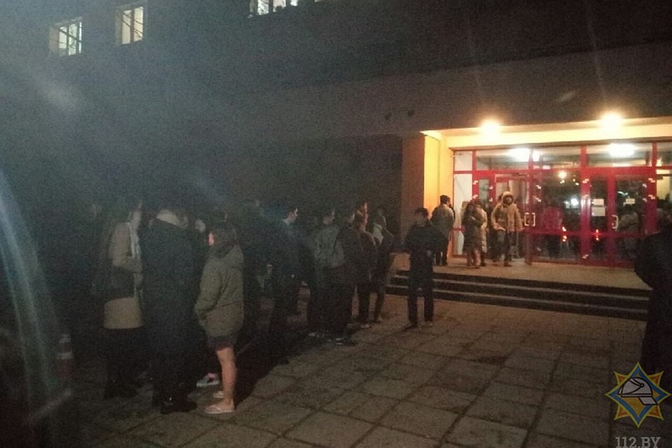 Поздно вечером студентов эвакуировали из общежития. Фото: mchs.gov.by