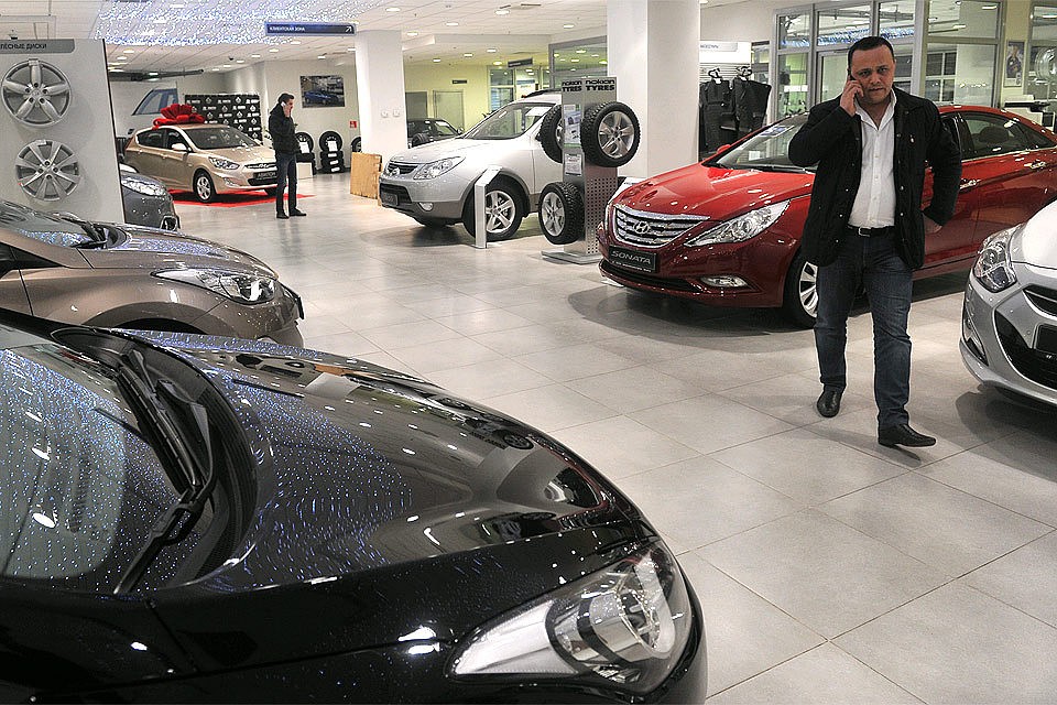 В одном из московских автосалонов.