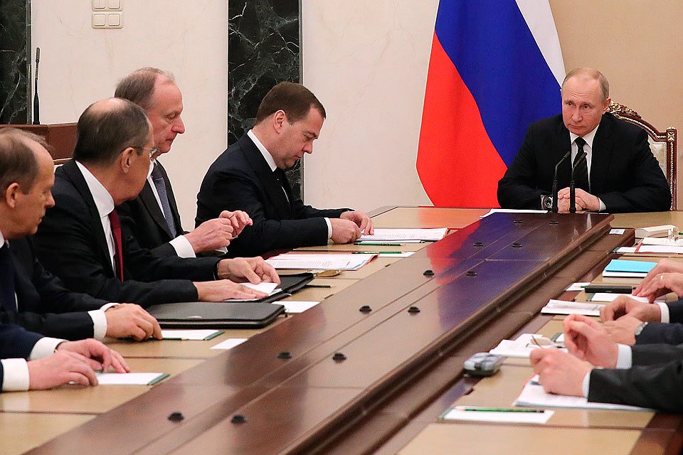 Президент России Владимир Путин во время совещания с постоянными членами Совета безопасности в Кремле. Фото Михаил Климентьев/пресс-служба президента РФ/ТАСС