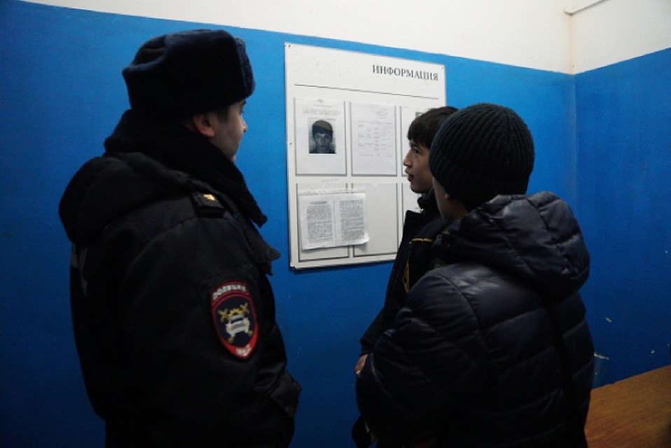Полицейские проверили рынок в Ленинском районе: гражданина Таджикистана поместили в спецприемник.