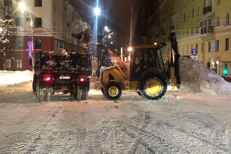 В городе ведется круглосуточная работа по чистке улиц от снега. Фото: admkirov.ru