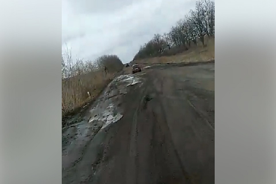 Ездить по такой дороге невозможно, считает автор ролика (Фото: скрин с видео).