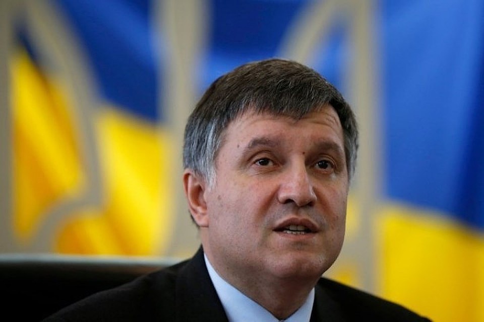 Глава МВД Украины Арсен Аваков обвинил кандидатов в президенты страны в подкупе избирателей и ведении борьбы грязными методами