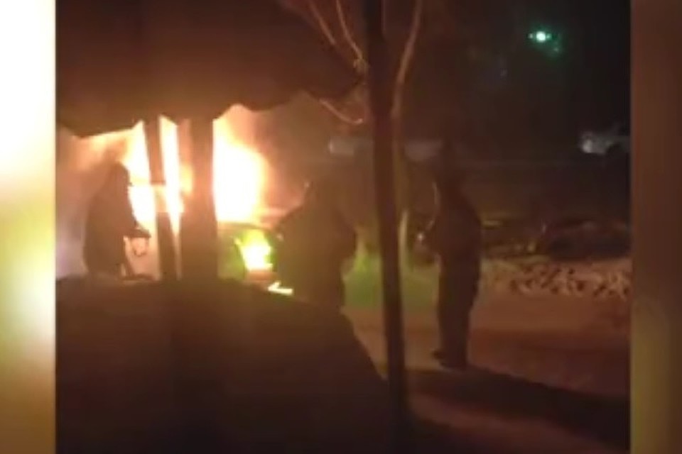 Автомобиль загорелся около 21.00 под окнами дома. Кадр: "ВКонтакте"/Регион-42