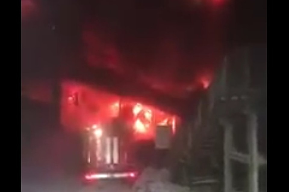 В результате пожара обрушились перекрытия. Кадр: youtube.com