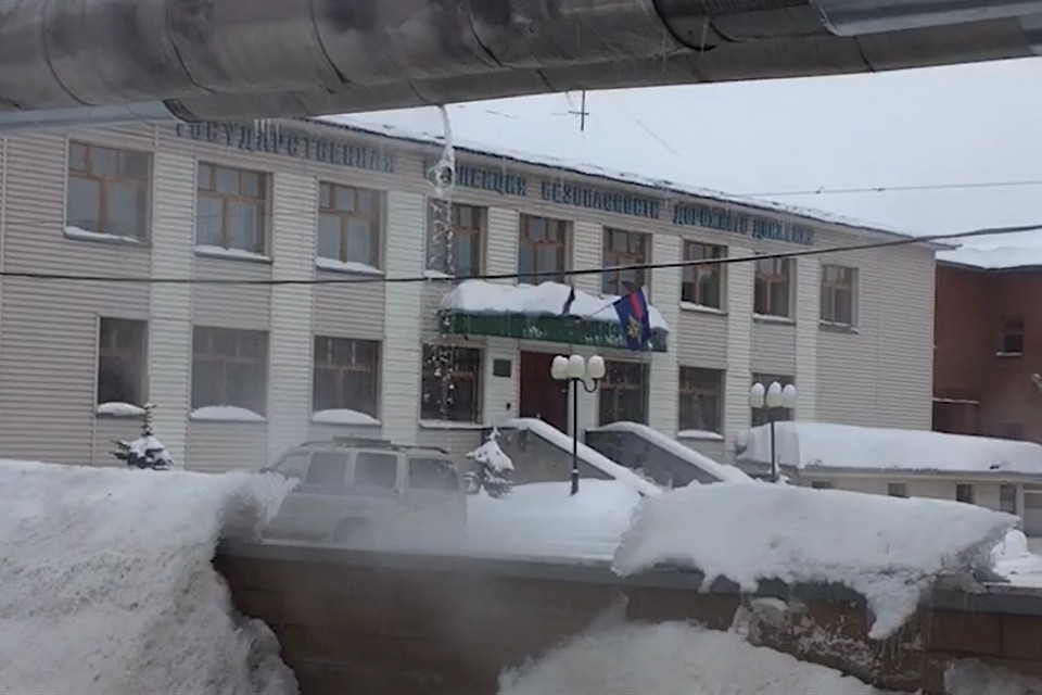 Рядом с местом прорыва уже выросла двухметровая сосулька. Фото: Саша Мельков vk.com/zlo43
