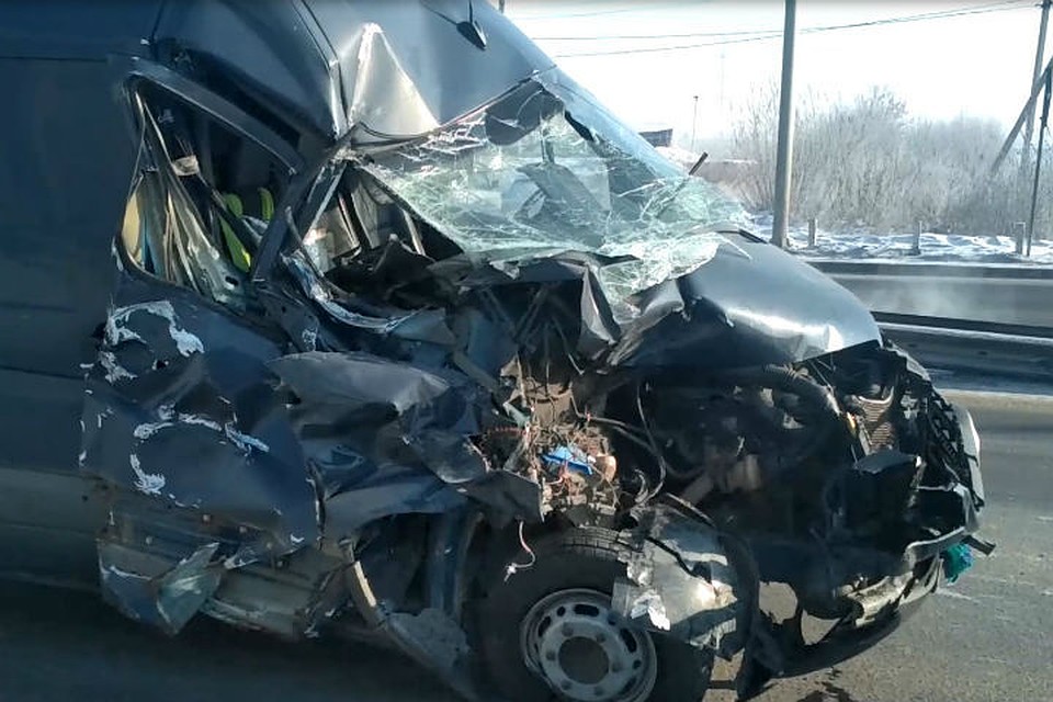 Видео ДТП на железнодорожном переезде в Иркутске: микроавтобус Mercedes-Benz столкнулся с поездом . Фото: "комсомольская правда"