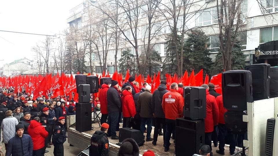 Социалисты и их сторонники собрались перед зданием ЦИКа