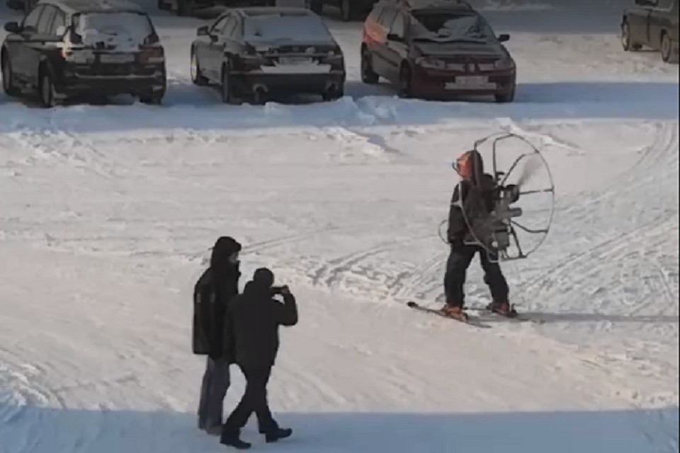По Салехарду на лыжах прокатился «Карлсон» Фото: скрин видео vk.com