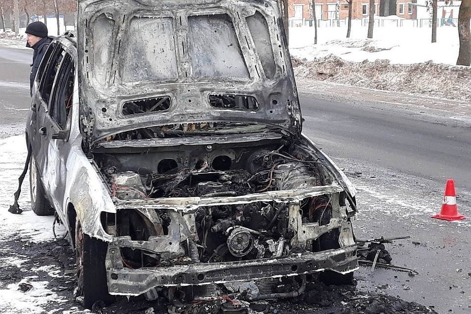 Причина возгорания автомобиля выясняется. Фото: УВД Могилевского облисполкома.