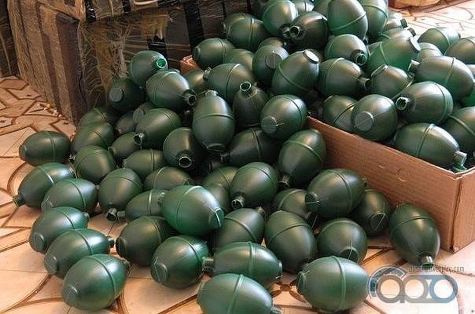 Арсенал оружия и боеприпасов изъяли из гаража в ЛНР. Фото: ЦОС МВД