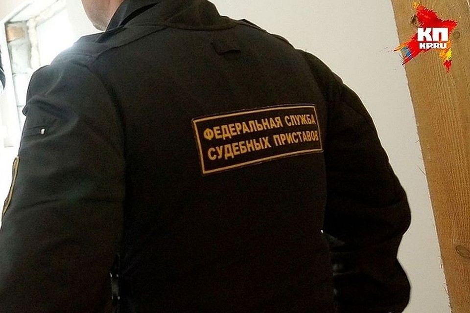 Должник не хотел выселяться из квартиры и схавился за оружие, которое было в квартире.
