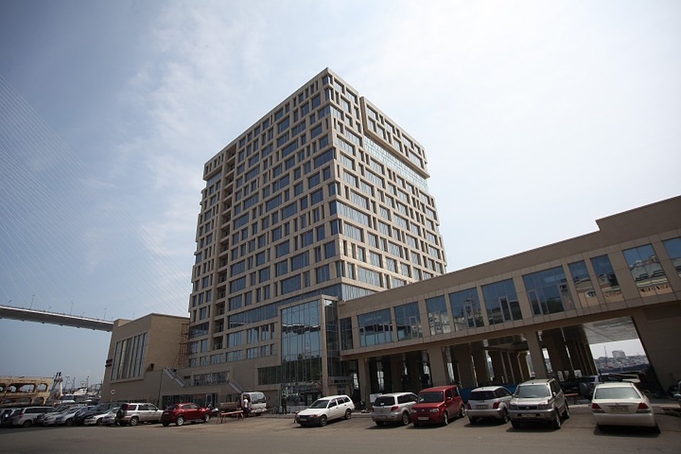 Гостиницу Hyatt на Корабельной набережной во Владивостоке заложили вместо снесённого вокзала прибрежных сообщений. Но толку от нового здания пока нет. Разве что машины рядом ставить. Фото: Игорь Новиков.