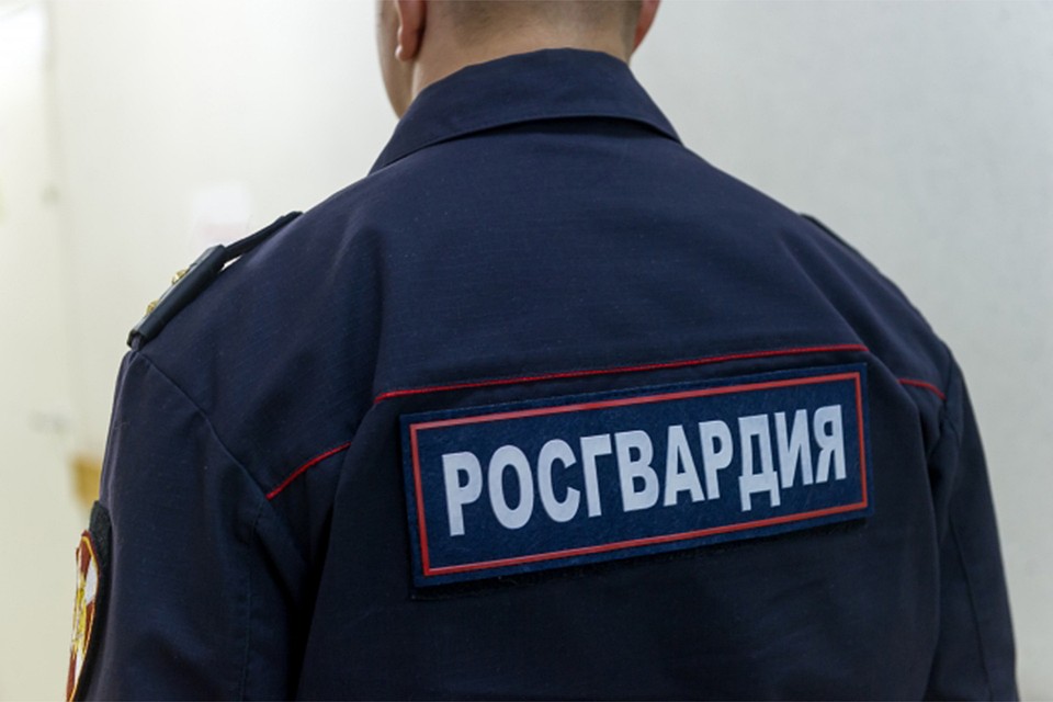 Сотрудники Росгвардии задержали женщину, напавшую на свою приятельницу с ножом. Фото: Росгвардия