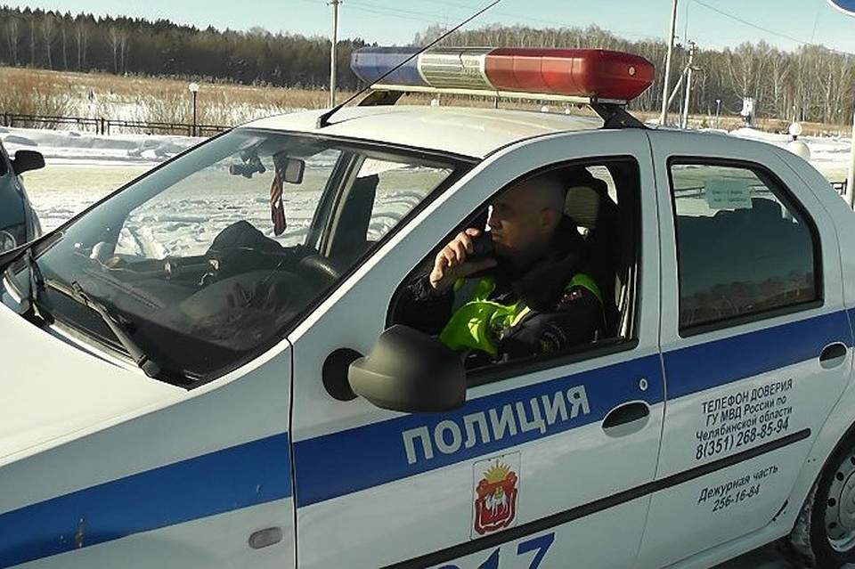 Сотрудники ГИБДД остановили автобус. Фото: ГУ МВД России по Челябинской области