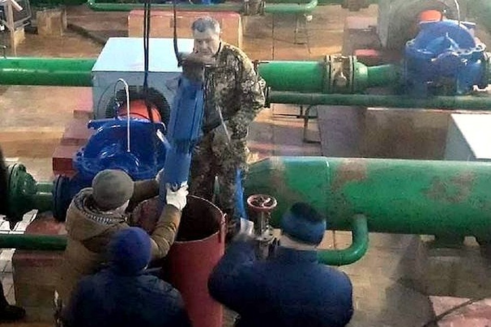 Установка глубинного насоса. Фото: сайт изд-ва "Пресса".