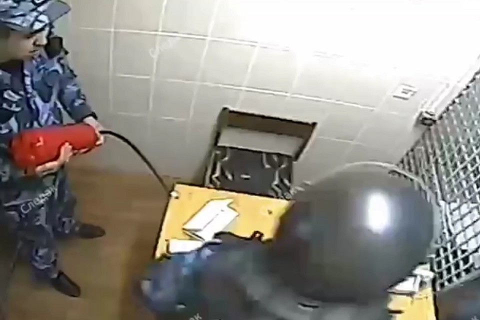 На дым прибежал охранник с огнетушителем, но было уже поздно.