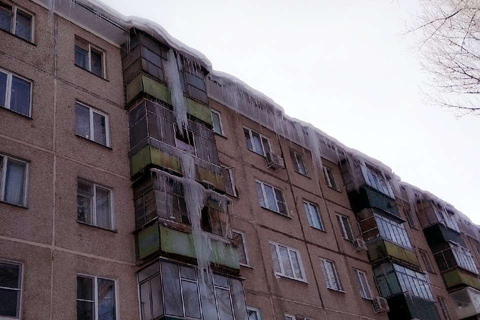 Вопрос с сосульками и наледью на балконах домов остается открытым