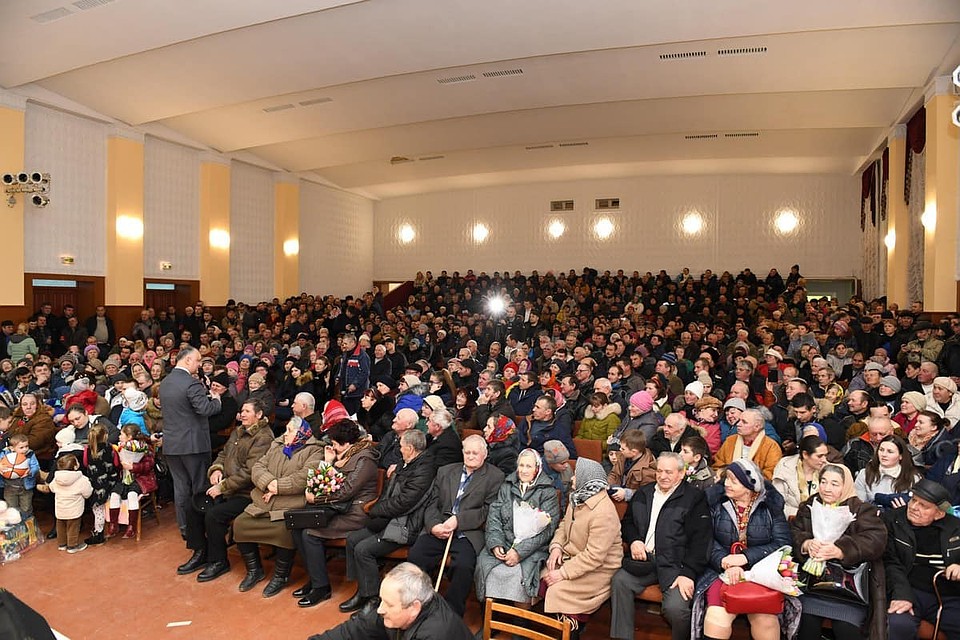 В городском Доме культуры президент пообщался с более чем 700 гражданами в зале