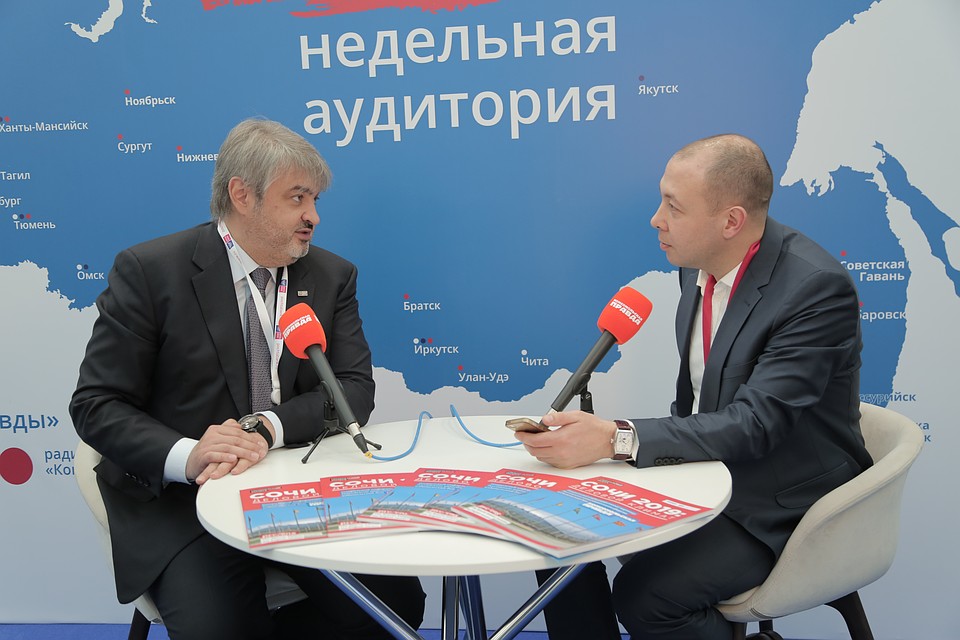 Президент, председатель правления «Почта Банка» Дмитрий Руденко (слева) в открытой студии Радио «Комсомольская правда» на экономическом форуме в Сочи. Справа - экономический обозреватель «Комсомолки» Евгений Беляков