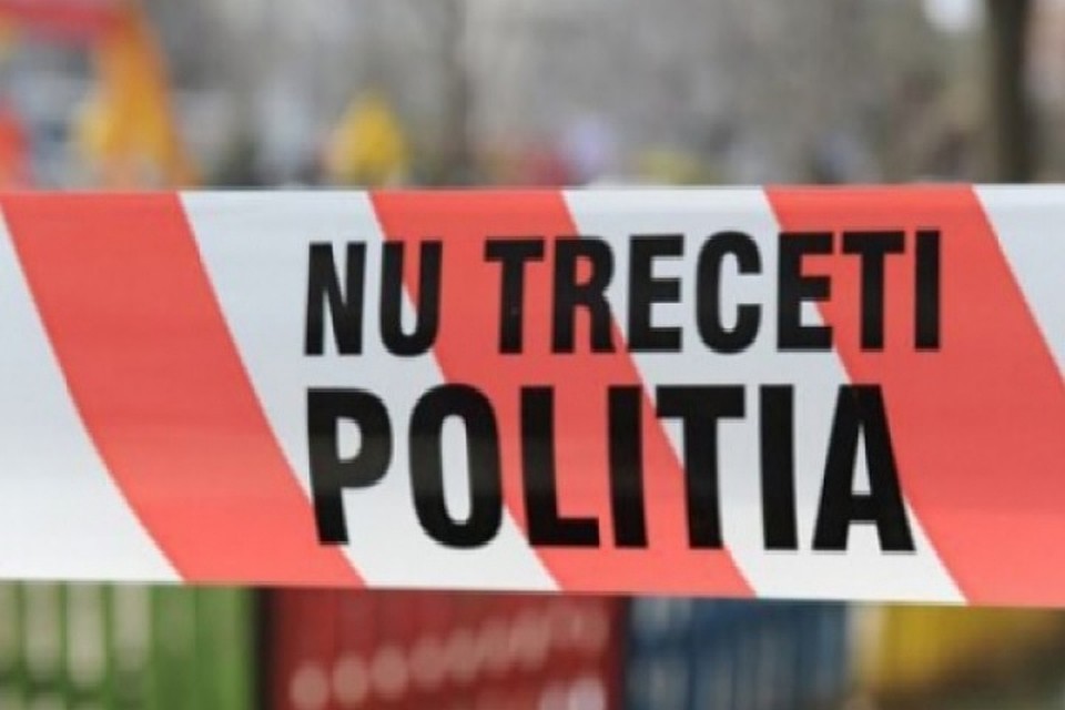 Сотрудники правоохранительных органов проводят расследование и устанавливают причины случившегося.