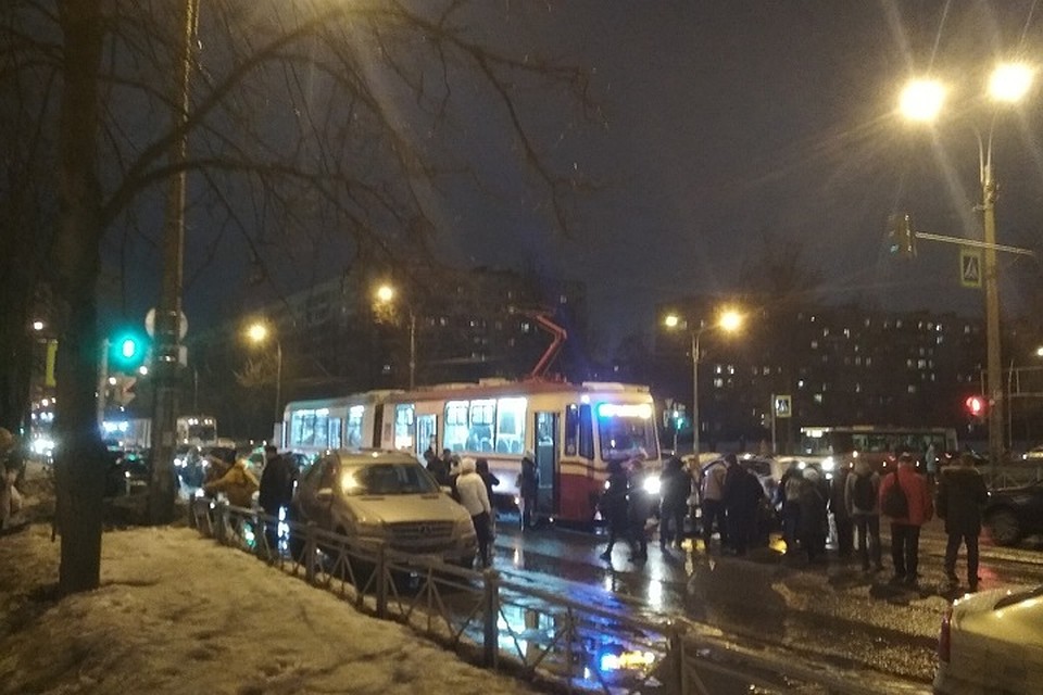 В Калининском районе Петербурга трамвай сбил женщину