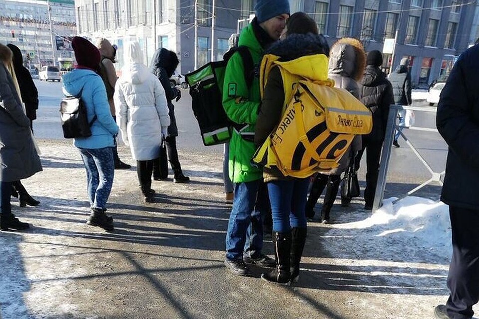 Поцелуй молодой пары на улице растрогал сибиряков.