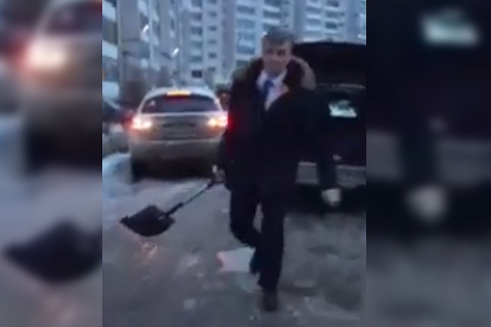 Депутат, набросившийся с лопатой на женщину в Дзержинске, извинился за свой поступок