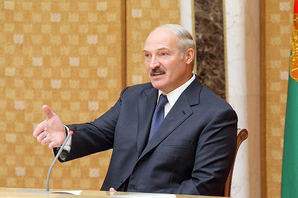 Президент посетил Военную академию, где одна из курсанток спросила его об участии женщин в параде. Фото: БелТА