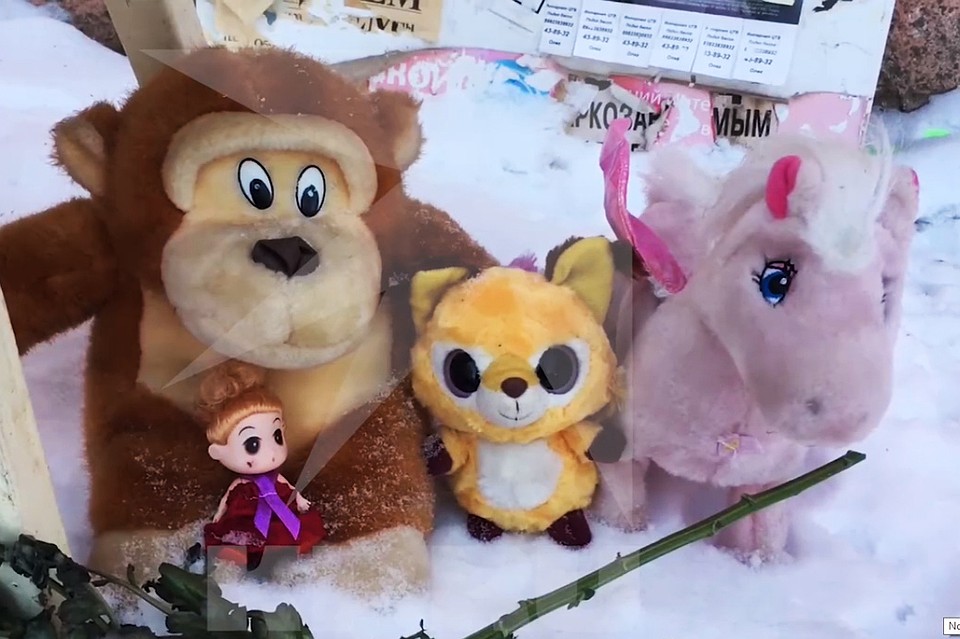 Кировчане едут к дому, где погибла девочка и оставляют цветы. Фото: instagram.com