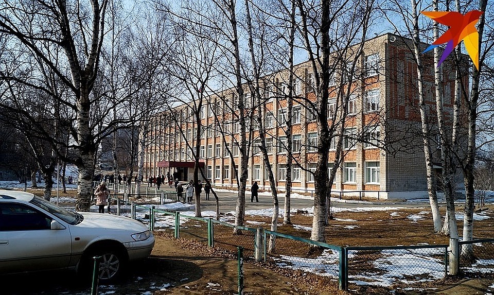 Едкий дым из шахты быстро перебрался в подвальное помещение школы. Детей и сотрудников пришлось эвакуировать.