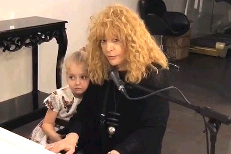 Алла Пугачева и Лиза занимаются пением.