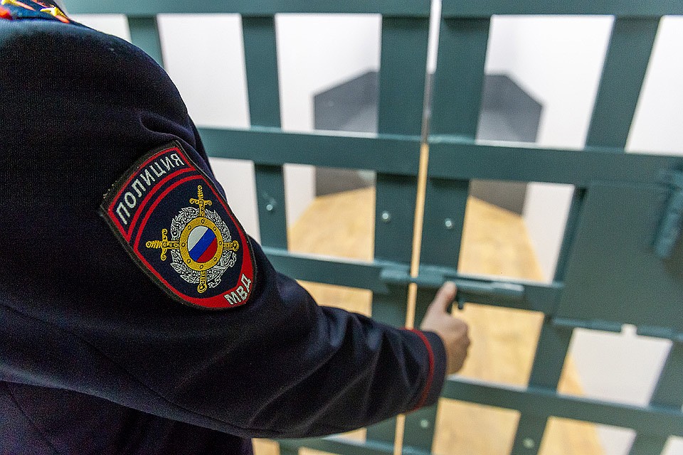 После происшествия мужчину забрали в участок до выяснения обстоятельств.