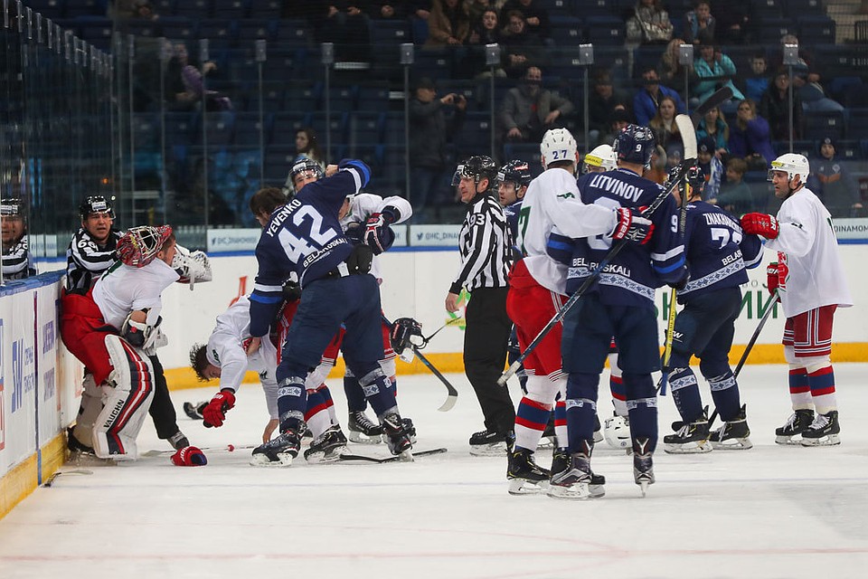 После финальной сирены хоккеисты устроили драку. Фото: hcdinamo.by