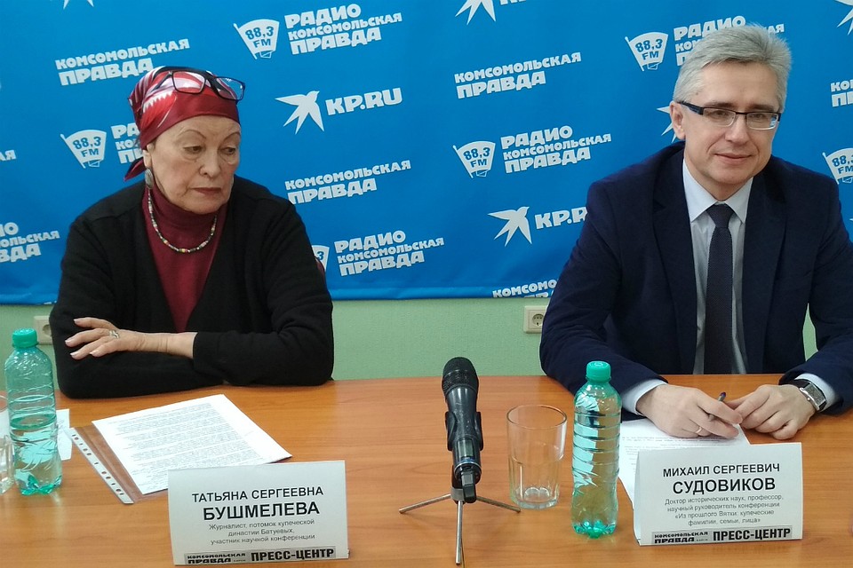 Журналист Татьяна Бушмелева и доктор исторических наук Михаил Судовиков в пресс-центре «Комсомольской правды»