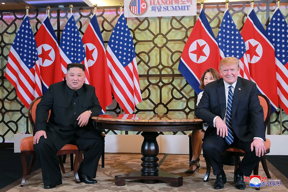 Председатель Госсовета КНДР Ким Чен Ын и президент США Дональд Трамп