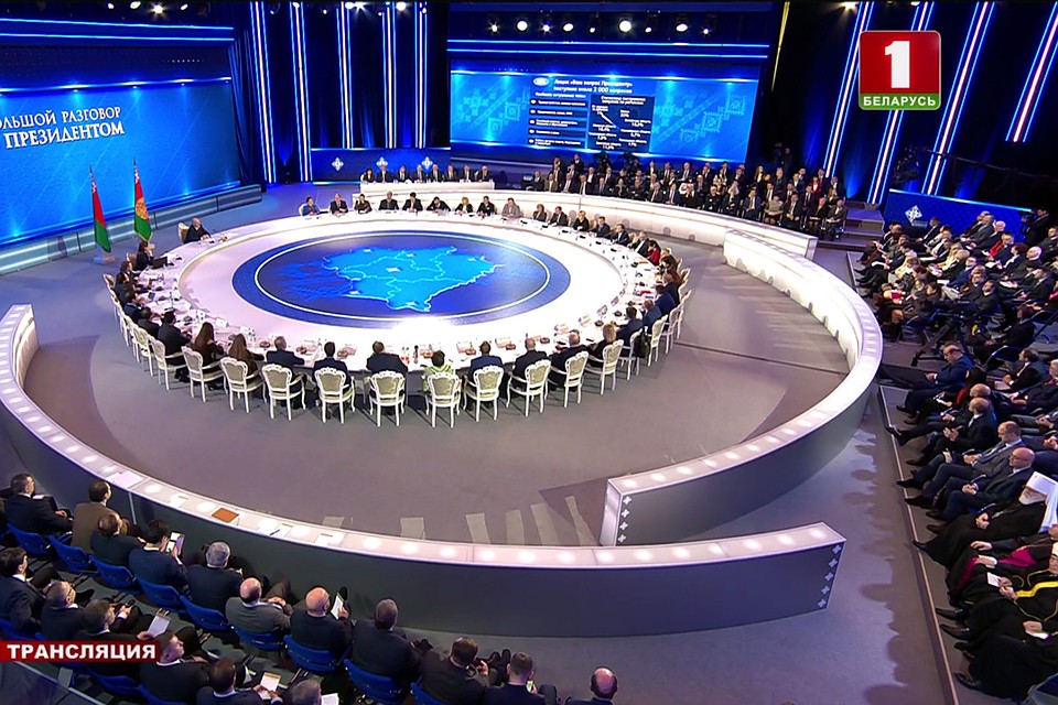 Александр Лукашенко проводит «Большой разговор» с представителями общественности и СМИ. Фото: кадр "Беларусь 1"